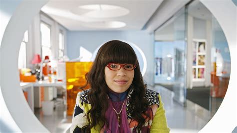  Ugly Betty:  Eine chaotische Reise durch die Welt der Mode und die Schönheit von Eigenheiten!