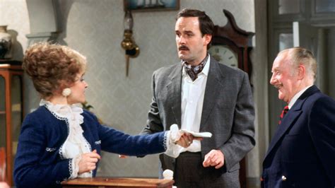  „Fawlty Towers“ - Ein britisches Meisterwerk der absurden Komödie und liebenswerten Idiotie!